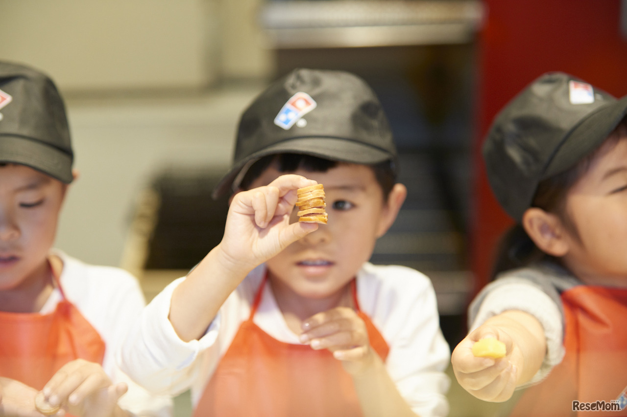 どんなピザになるか想像しながらトッピングを選んでいく子どもたち