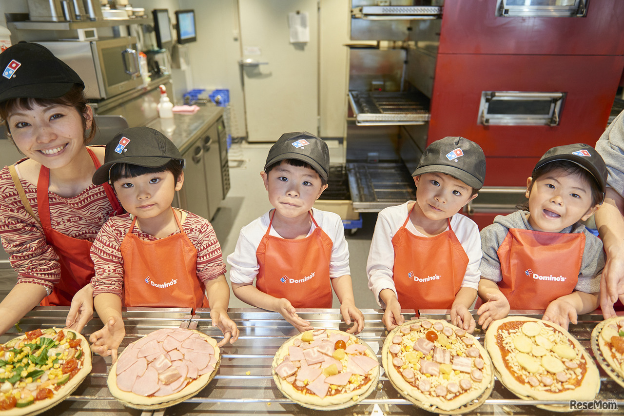 どんなピザになるか想像しながらトッピングを選んでいく子どもたち