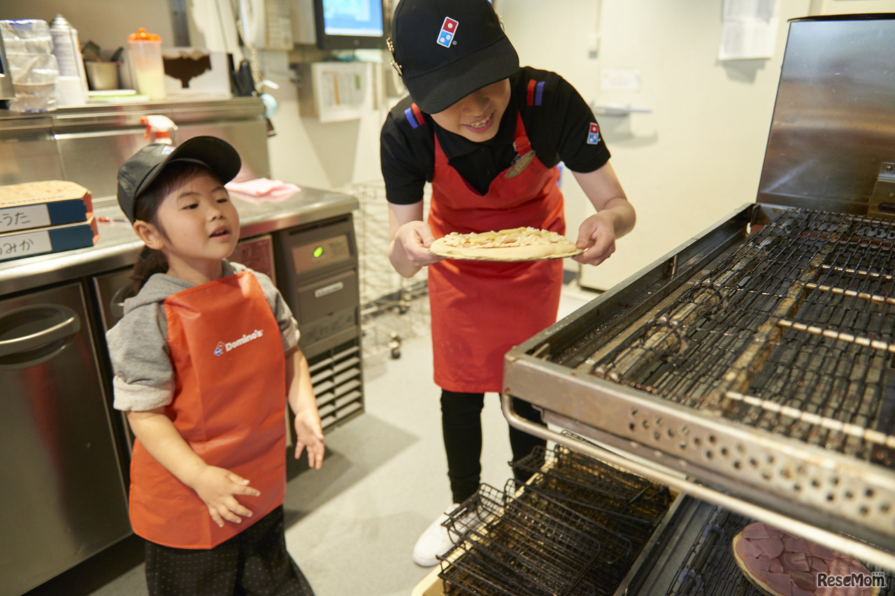 一枚一枚丁寧に形が崩れないようにオーブンに入れていく