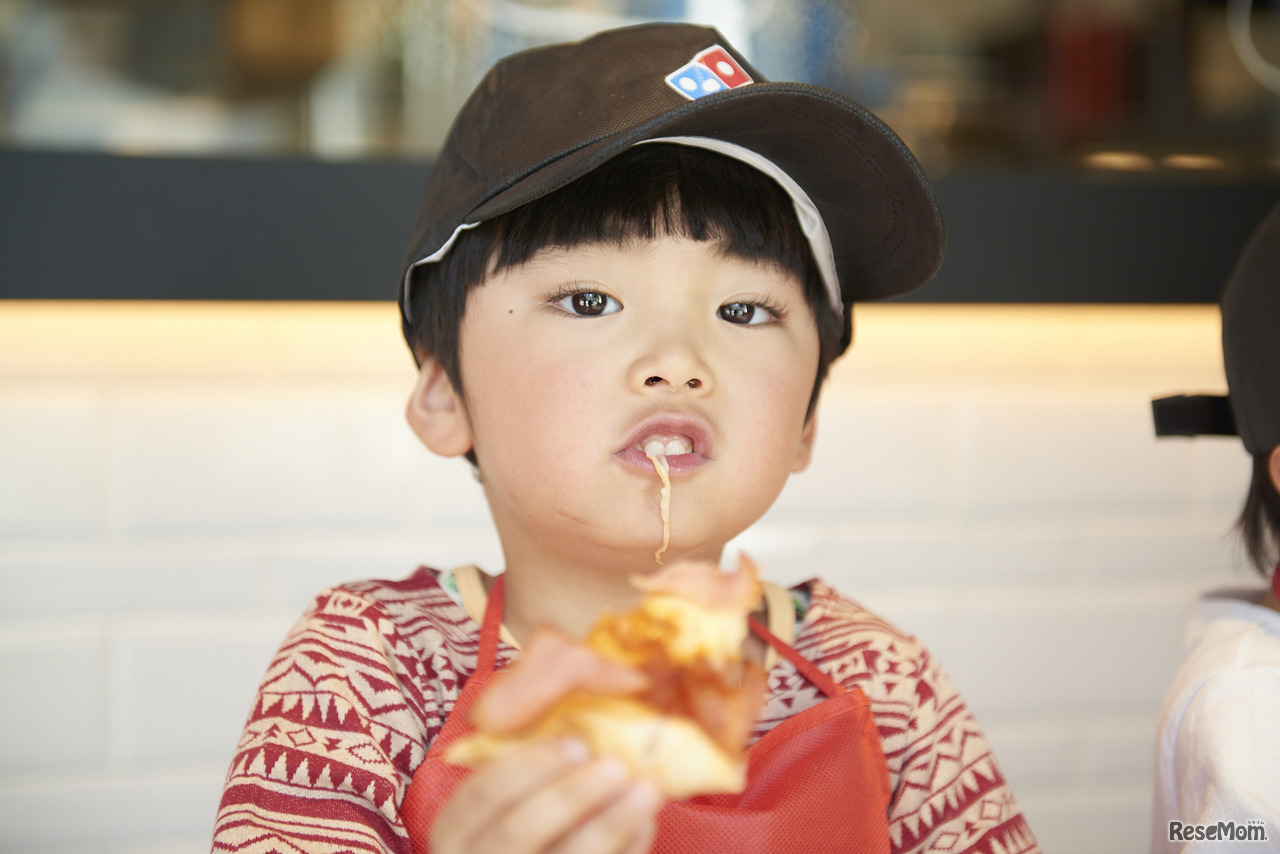自分でつくった焼きたてピザはおいしいね