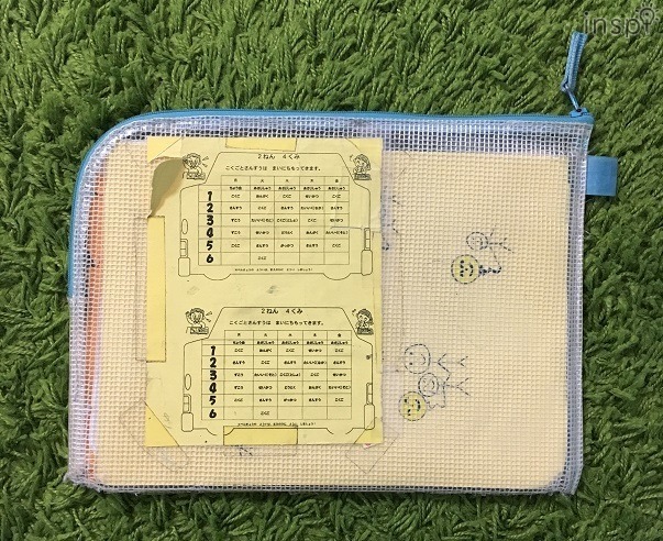 学校支給のクリヤーケース。ポケットがひとつで、いろんなプリントが混ざった状態。