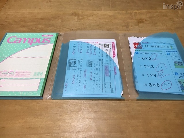 算数のカバーノート。右が自分の回答、左が答えあわせの紙。
