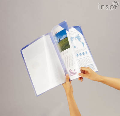 クリヤーホルダーが4枚1冊に閉じられている構造。