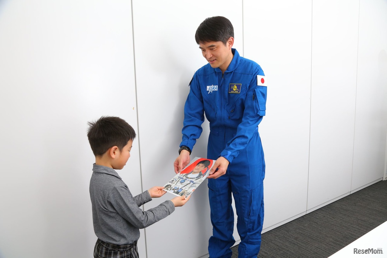 インタビュー後には大西宇宙飛行士からサイン贈呈のサプライズ
