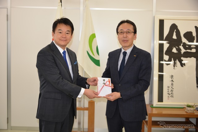 さいたま市長の清水氏と カルソニックカンセイ副社長の柿沢氏（目録贈呈）
