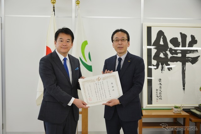 さいたま市長の清水氏とカルソニックカンセイ副社長の柿沢氏（感謝状贈呈）