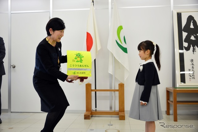 細田教育長と新入学児童