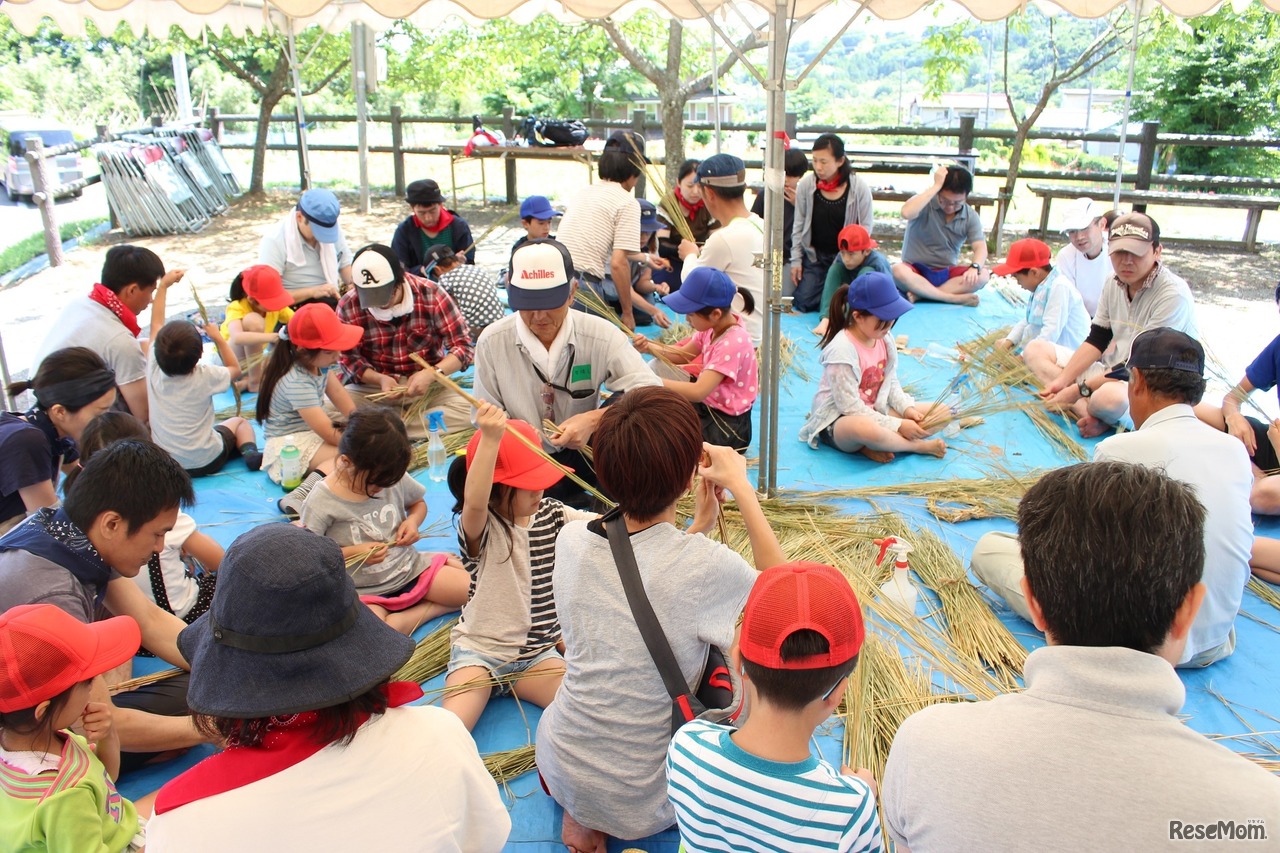 「2018農業体験教室」イメージ　縄ない体験のようす