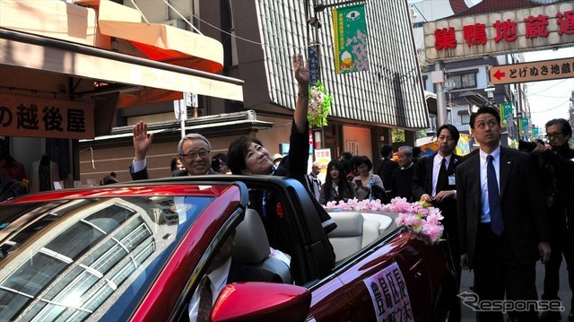 小池都知事も、ピーポファミリーも、巣鴨警察も...さくら祭りで交通安全パレード(31日、東京都豊島区巣鴨）