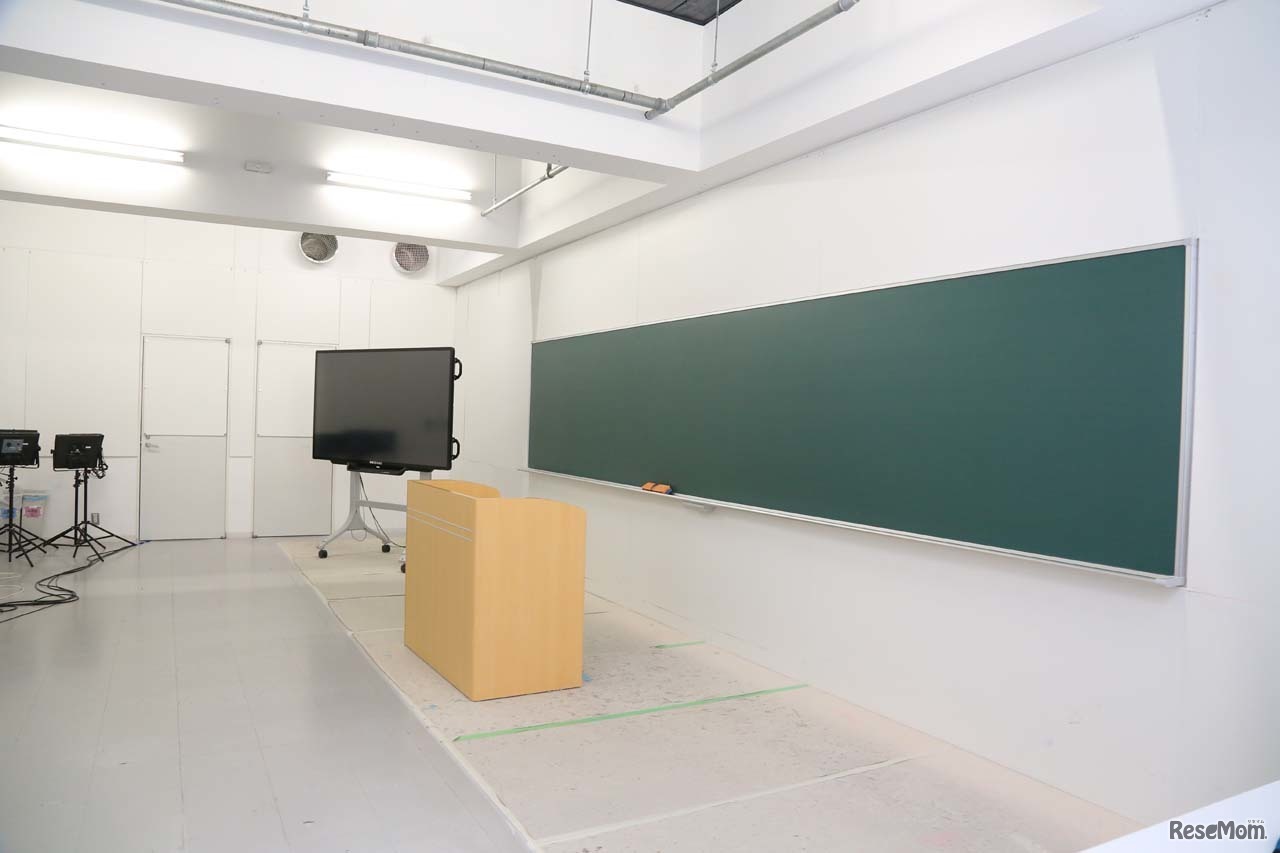 学研社内にあるスタジオには、黒板や電子黒板、書画カメラも用意され、各講師の授業スタイルに合わせた映像制作を行える設備が整っている