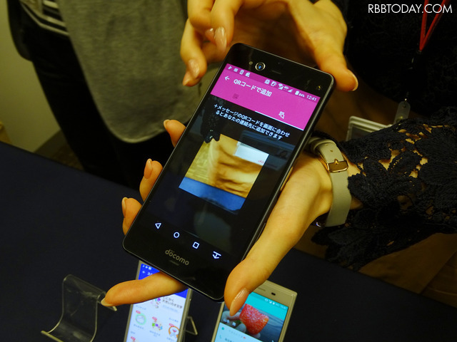 連絡先は電話番号リストに追加すると自動的に登録されるが、QRコードなどで招待も可能