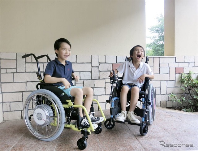 小児用車いすに電動アシストユニット「JWX-2」（左）と電動ユニット「JWX-1 PLUS＋」（いずれも20インチ仕様）を装着