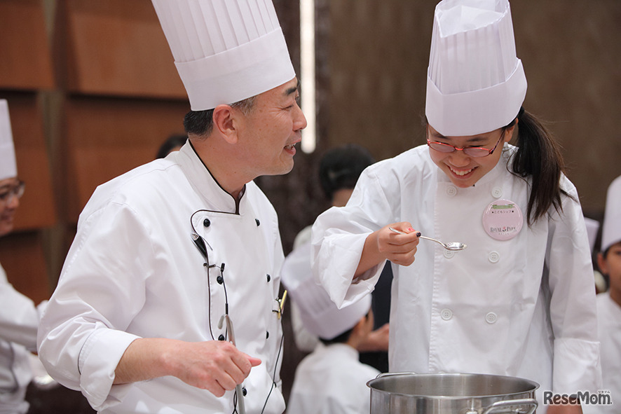 フレンチシェフ体験では総料理長と一緒に楽しく料理を作る（写真はイメージ）
