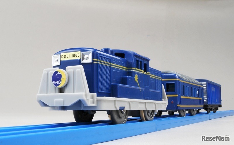 ショッピングゾーンでは新商品「イベント記念商品 3両単品 カートレイン北海道」などを発売　(c) TOMY