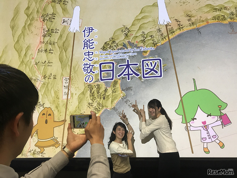 伊能図を背景に、「トーハクくん」「ユリノキちゃん」と記念撮影