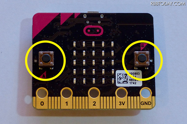 micro:bitの表面にはAとBの2つのボタンがあり、中央に5×5（計25個）のLEDが並んでいる。下部の金属部分は、電源をつないだり、各種信号をやり取りできるコネクターになっている