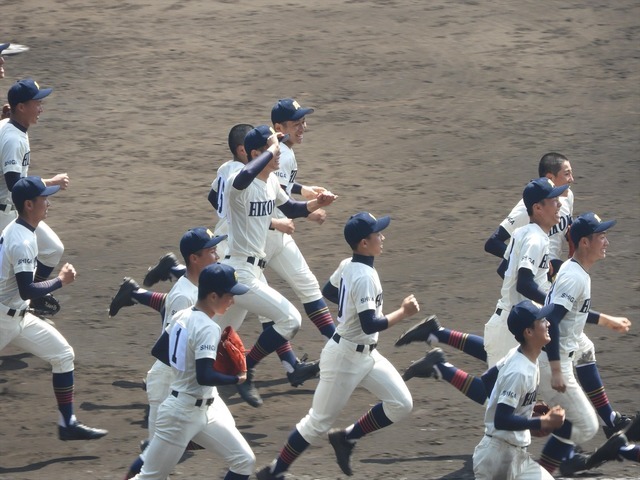 喜びで勝利の報告へ向かう、彦根東