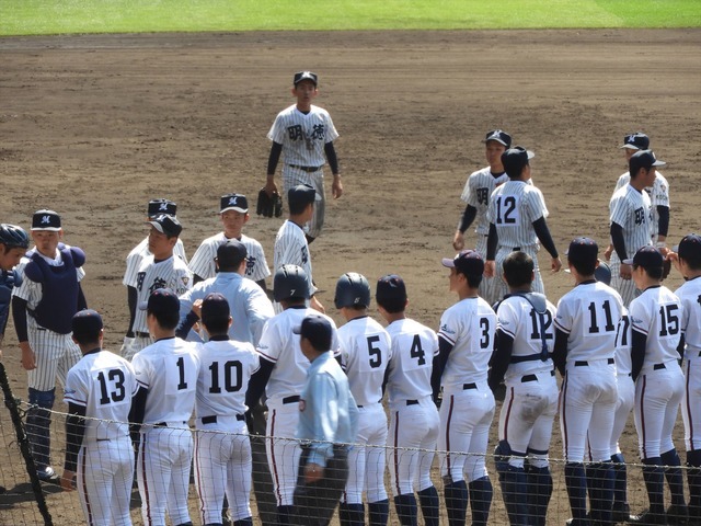 呆然としながらあいさつに向かう明徳義塾