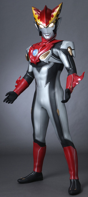 『ウルトラマンR／B（ルーブ）』ウルトラマンロッソ(C)円谷プロ (C)ウルトラマンＲ／Ｂ製作委員会・テレビ東京