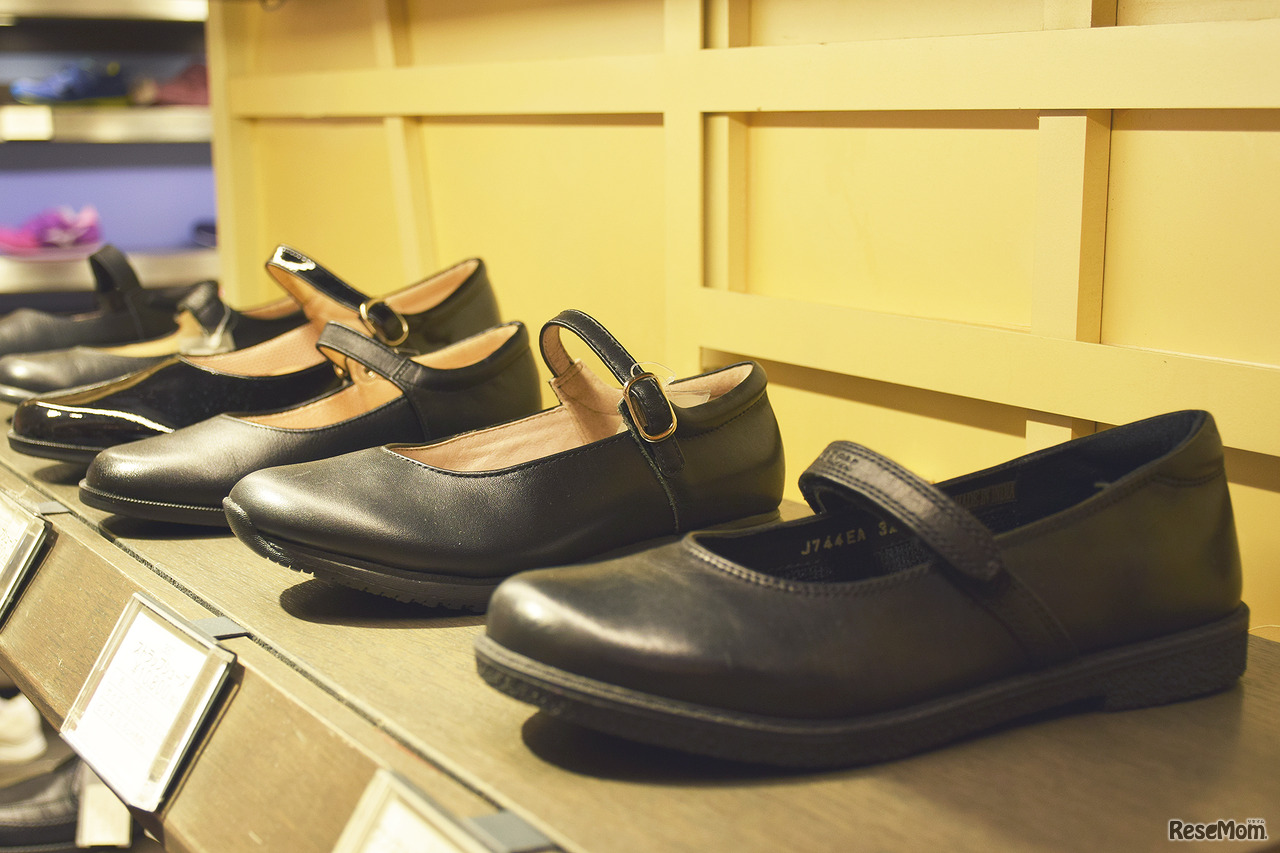 女の子は定番のワンストラップシューズが人気