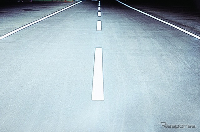 黄色味および青味を抑えた白色で、路面や白線の見やすさを追求している