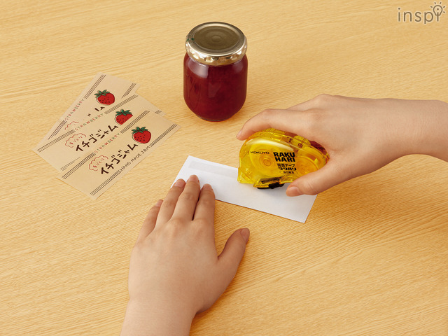 「強力貼るタイプ」調味料ボトル・ジャム瓶などのラベルの貼り付けイメージ