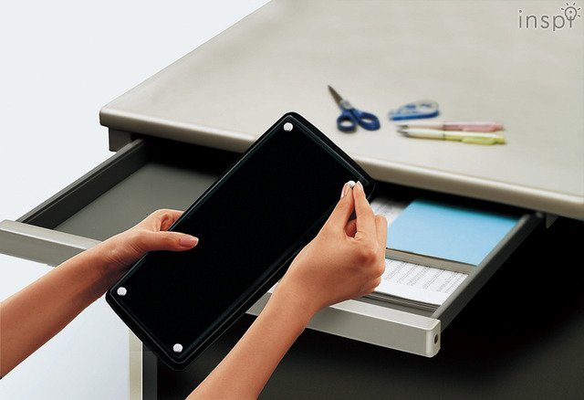 デスクの引き出しに固定したいときにひっつき虫！