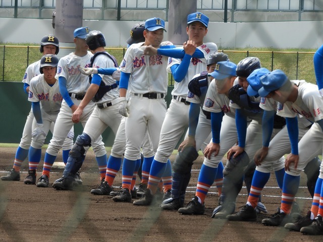 ベンチ前に並んだ花咲徳栄_R