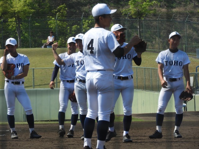 試合前、東邦の選手たち_R