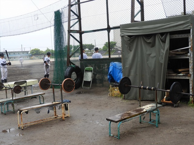 グラウンド脇にはウェイトトレーニング器具のあるところも