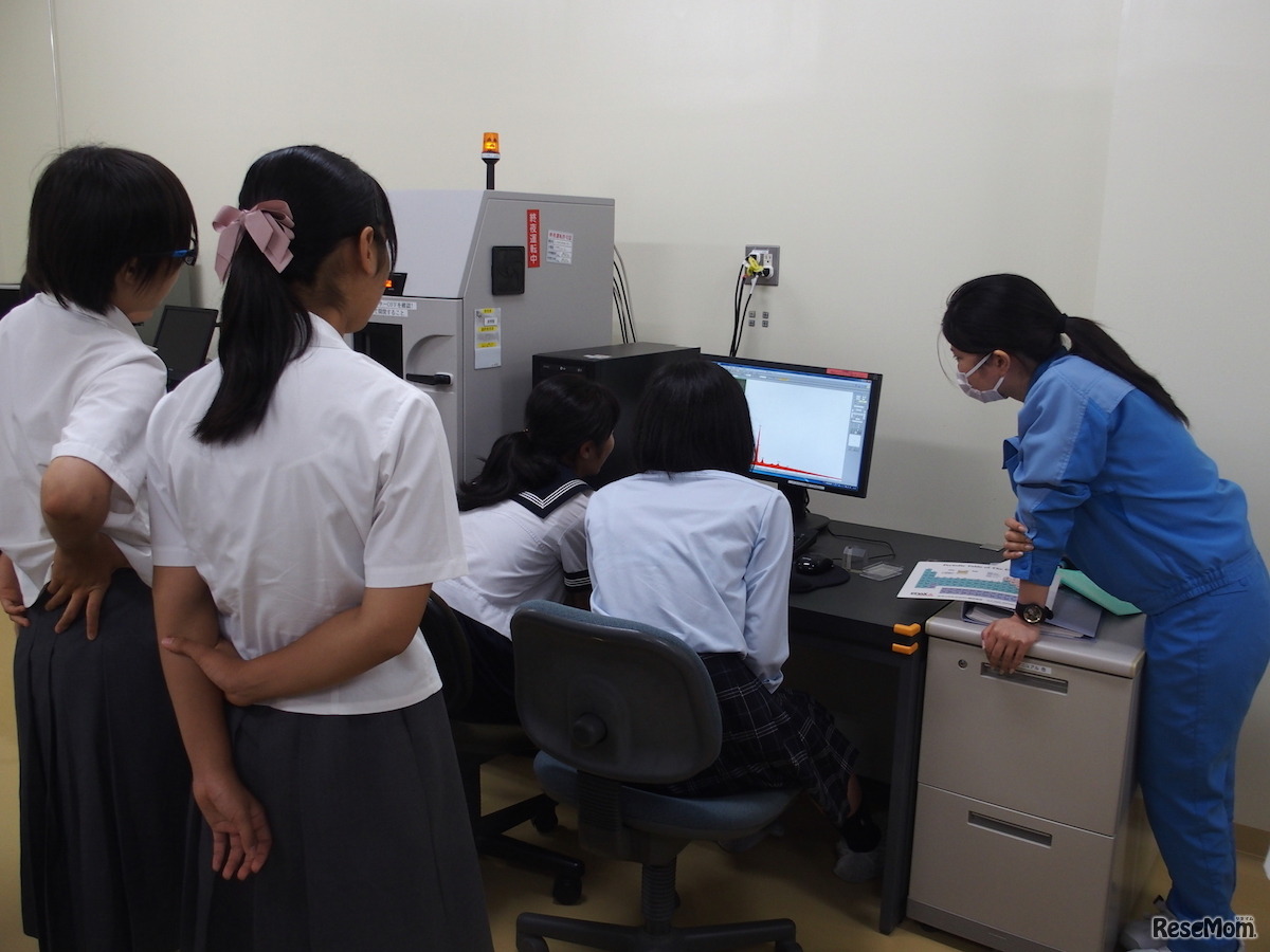 「科学・分析のシゴトコース」2017年開催時のようす（解析機器を操作して、分析業務を体験）