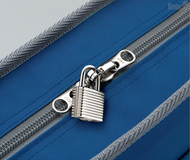 キスロック付きのファスナーで南京錠での施錠も可能