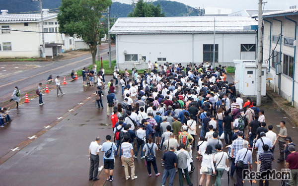 マウスコンピューター「訳ありセール」会場の待機列のようす