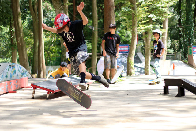 スケートボードスクールとキャンプ生活を体験する「スケートキャンプ」開催