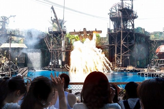 大進化した、人気ライブ・スタントショー「ウォーターワールド」