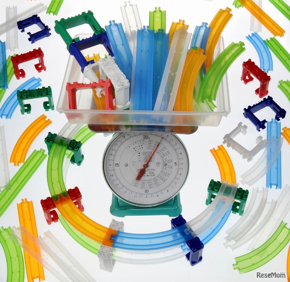 イベントでしか買えないカラフルなレールが量り売りされる