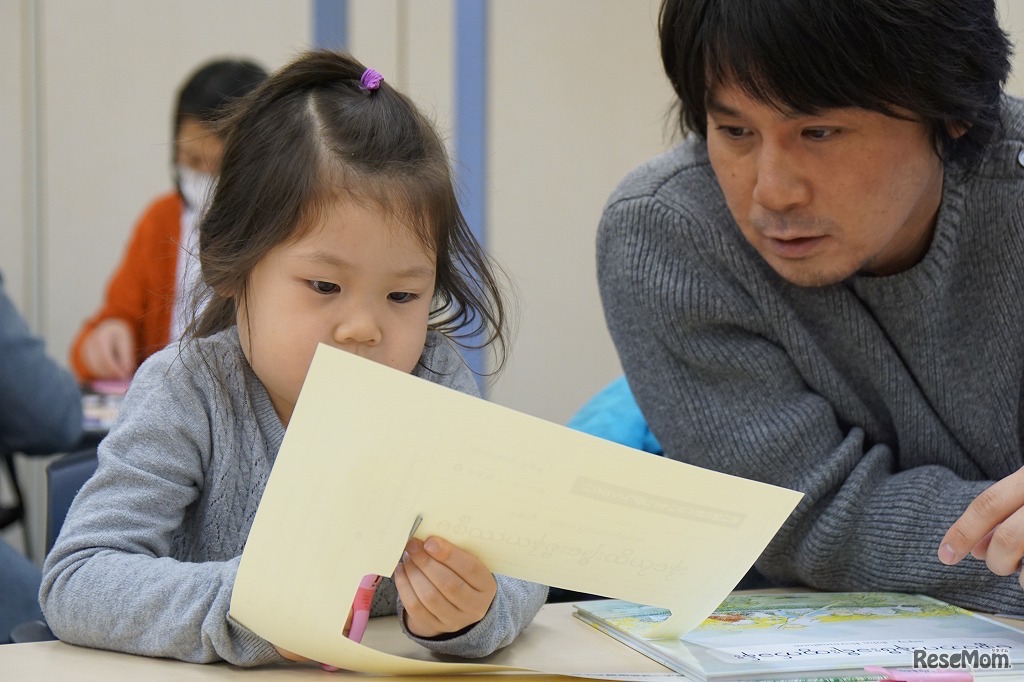 2017年開催「おやこで絵本をつくってアジアに届けよう」のようす