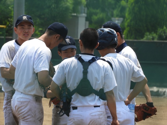 ピンチをどうかわしていくか…、相談する熊谷商選手たち