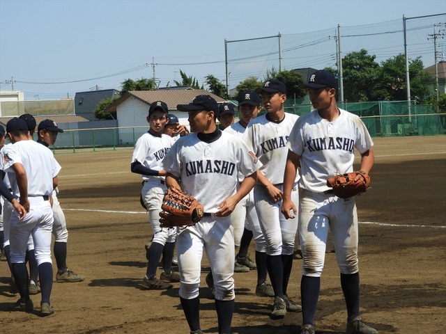 ベンチ前の熊谷商選手たち