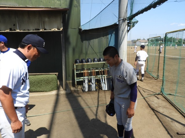 試合後の挨拶に来た花巻東の選手に頭を下げる、新井監督