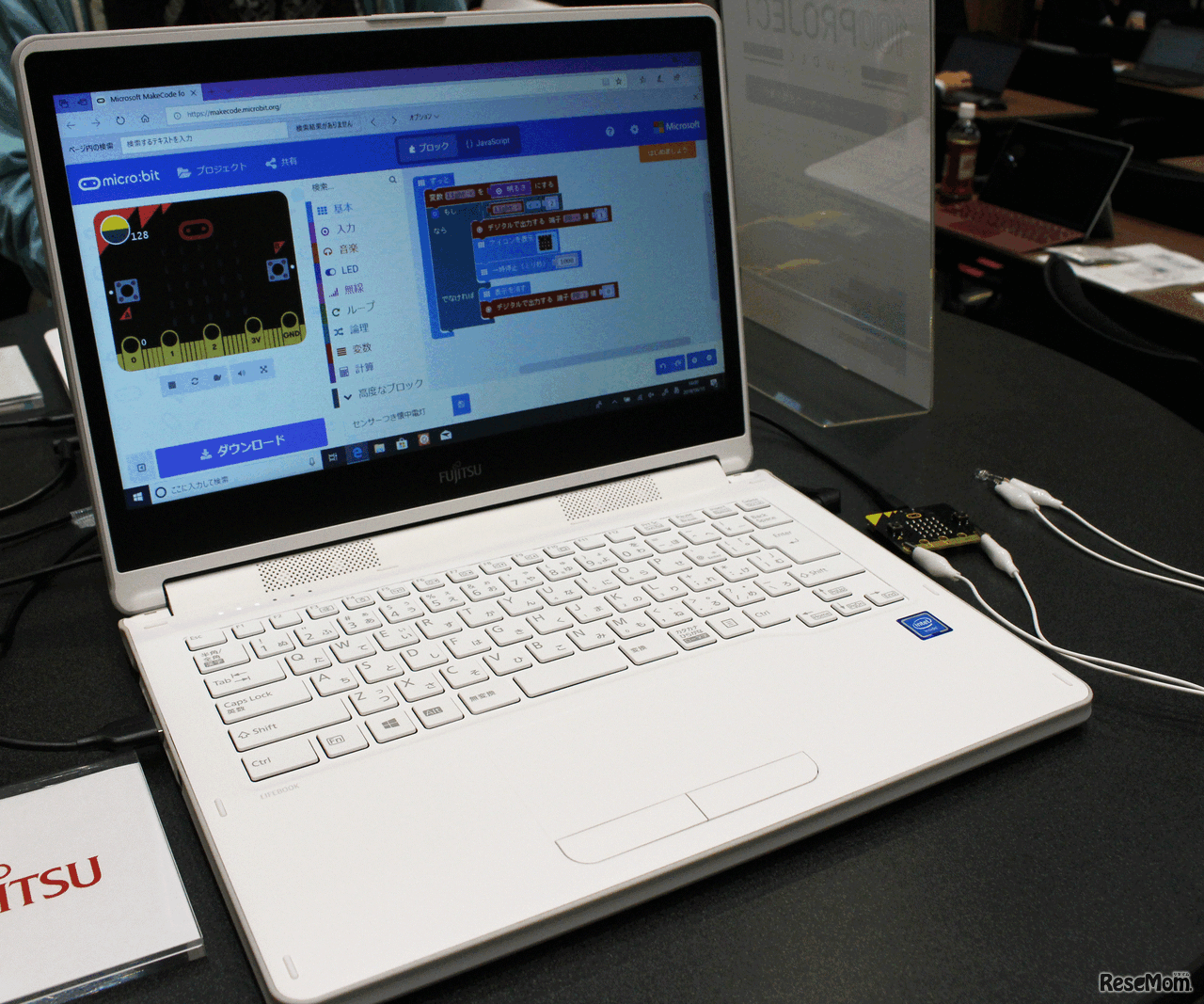 「MakeCode×micro:bit 100プロジェクト」発表会場のうしろに用意されていたデモ機
