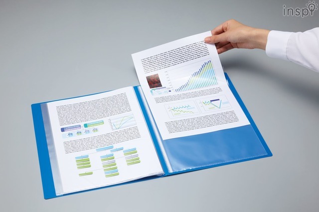 書類の抜き差しは従来のポケットと同じ