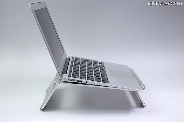 ノートパソコンスタンドを使うと、これくらい立ち上がります