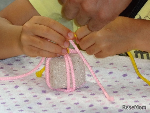 [特設会場]　マイスター・ヴィレッジ　お弟子さん大募集！～大工さん、庭師さん、アンカーさん～　「関守石」とカラフルな縄を使った文鎮づくり体験（完成品は持ち帰り可能、写真は庭師職人体験のようす）（過去のようす）