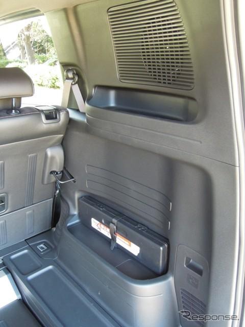 荷室右側の壁面。