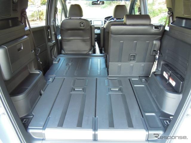 後席を左側のみ倒したところ。フロアはフラット。3人掛けが可能。愛犬も乗せやすいアレンジだ。