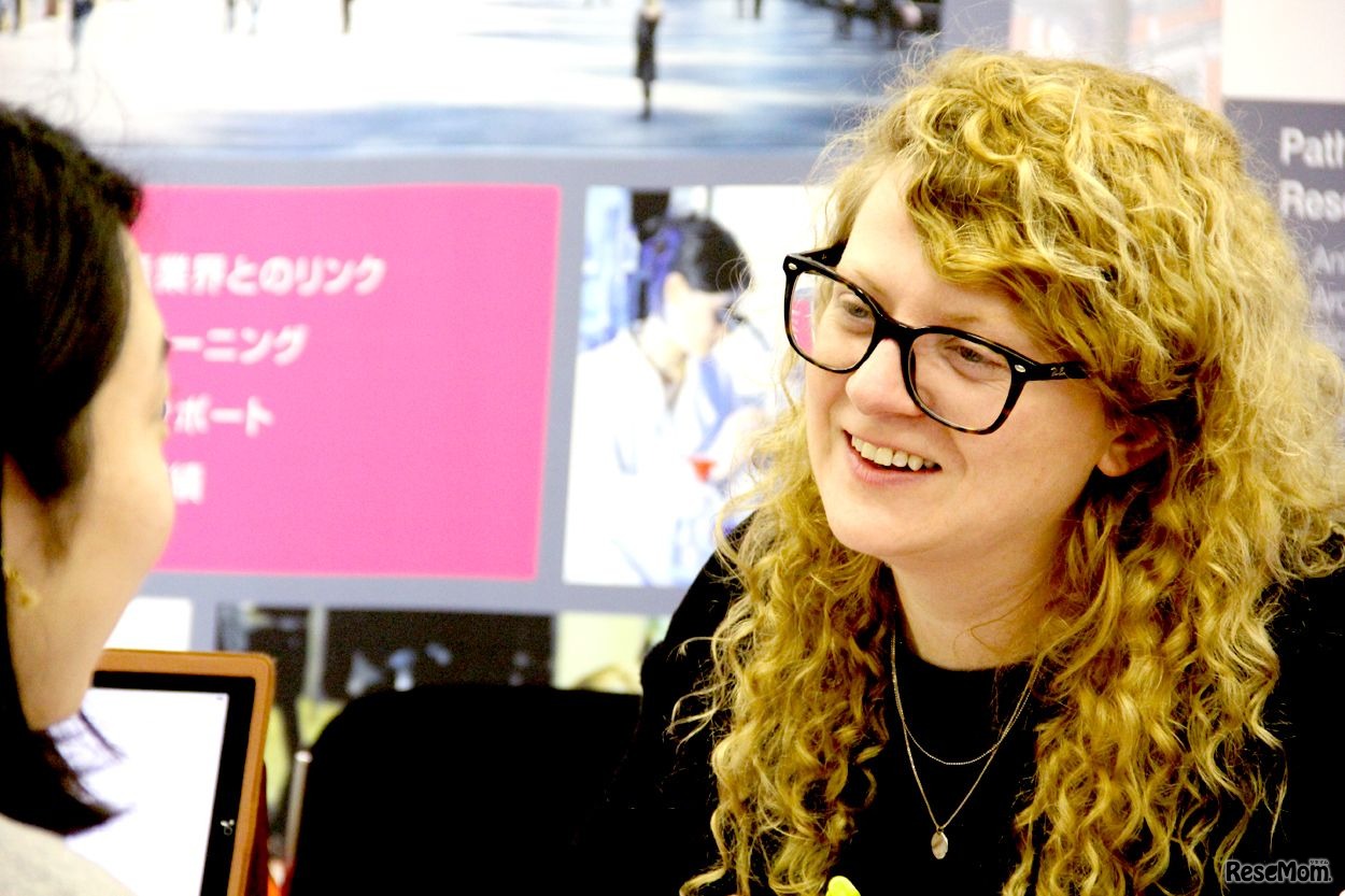 学校ブースのようす