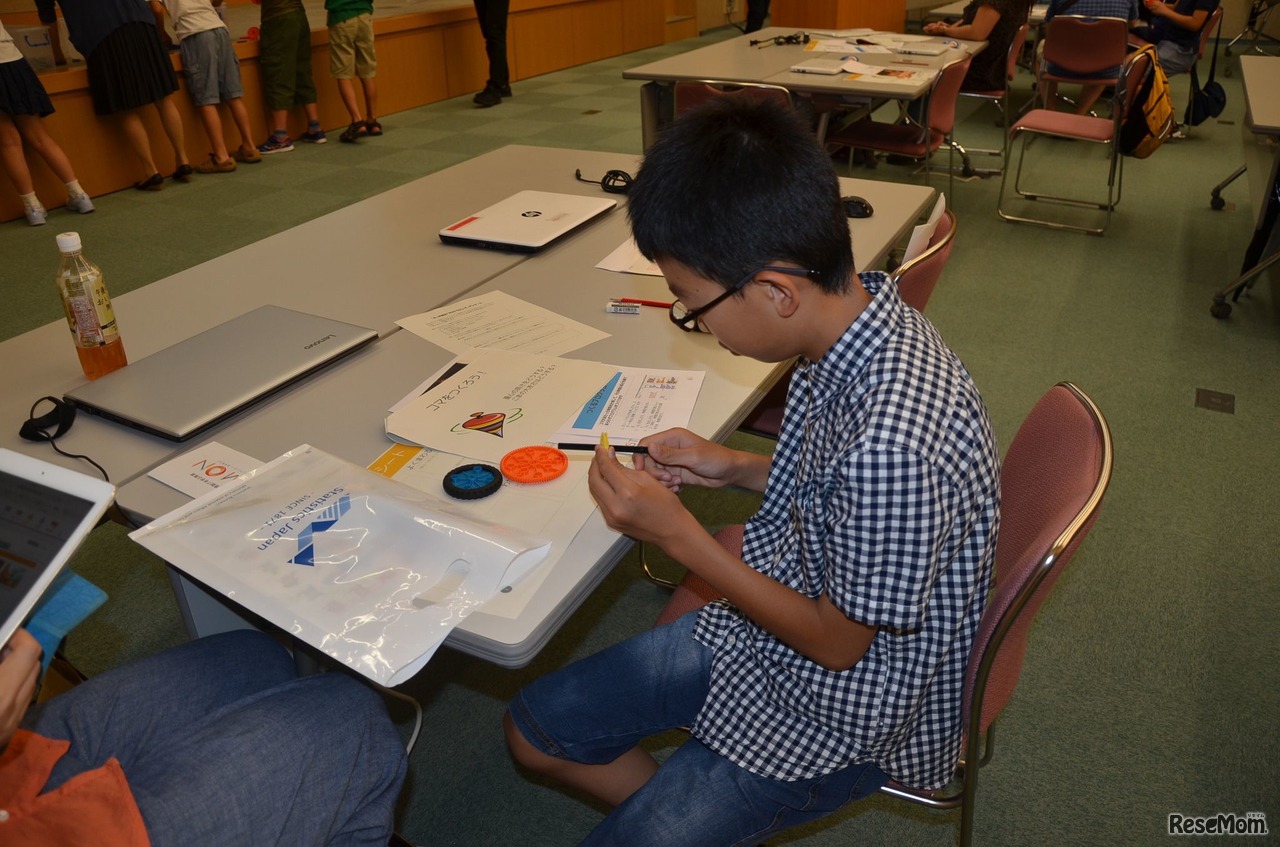 総務省統計局　2018年　プログラミングで統計データを活用してみよう！―夏休みイベント「子ども統計プログラミング教室」　画像は過去のようす　画像提供：総務省統計局