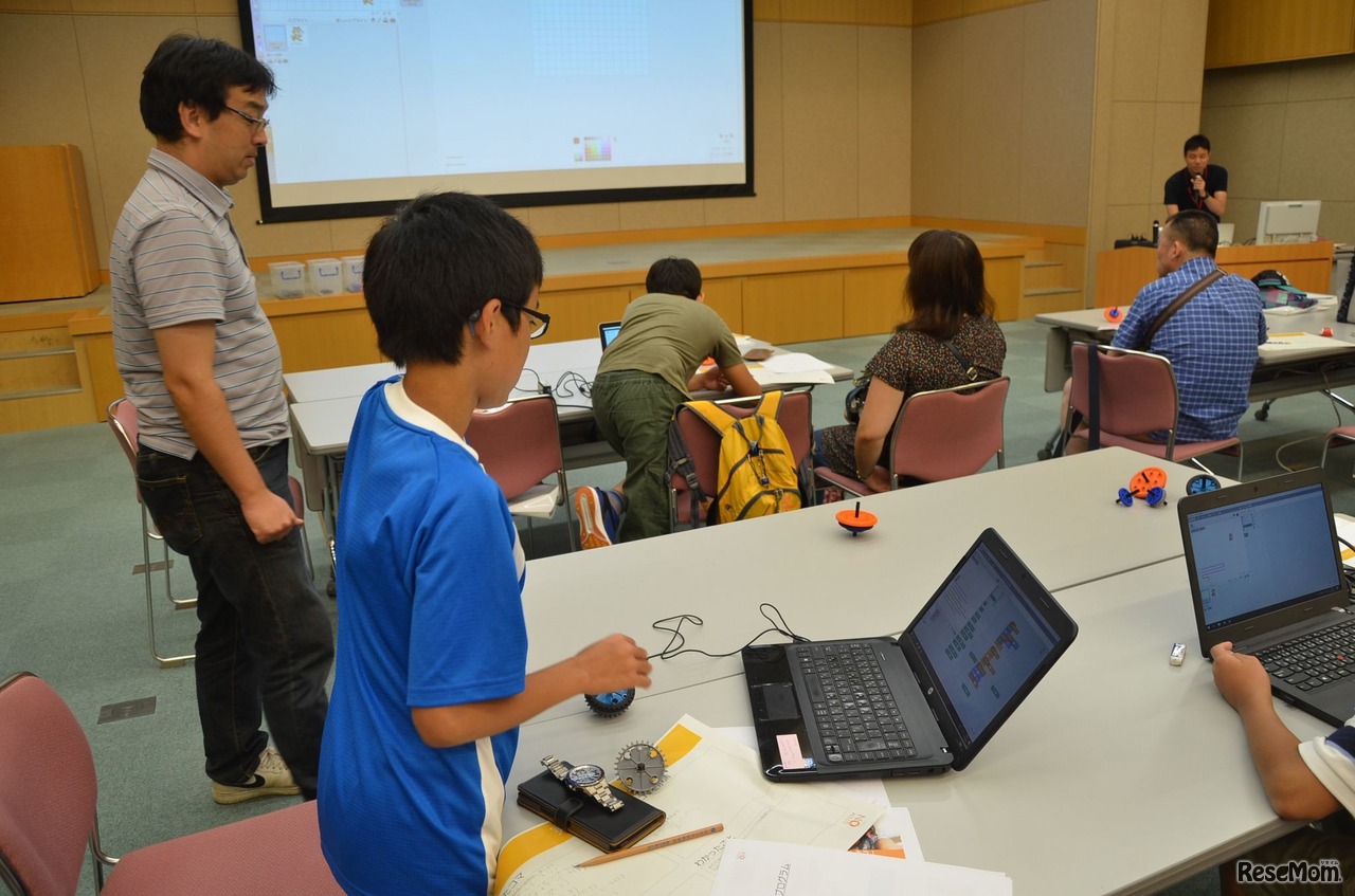 総務省統計局　2018年　プログラミングで統計データを活用してみよう！―夏休みイベント「子ども統計プログラミング教室」　画像は過去のようす　画像提供：総務省統計局