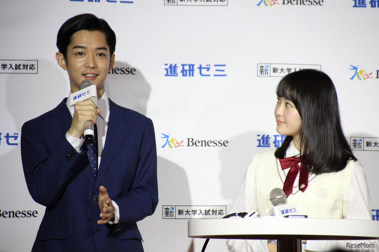 「千葉雄大さんの大ファン」だという、伊藤小春さん（右）。緊張しながらも、2人で英語のミニトークを披露した